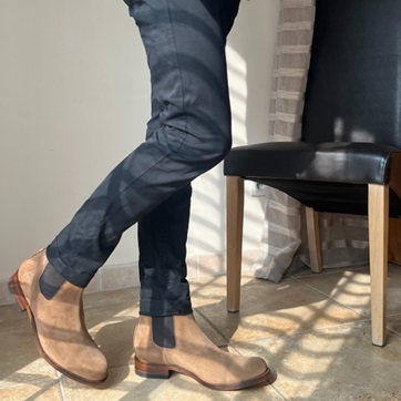 un jean slim poté avec des chelsea boots